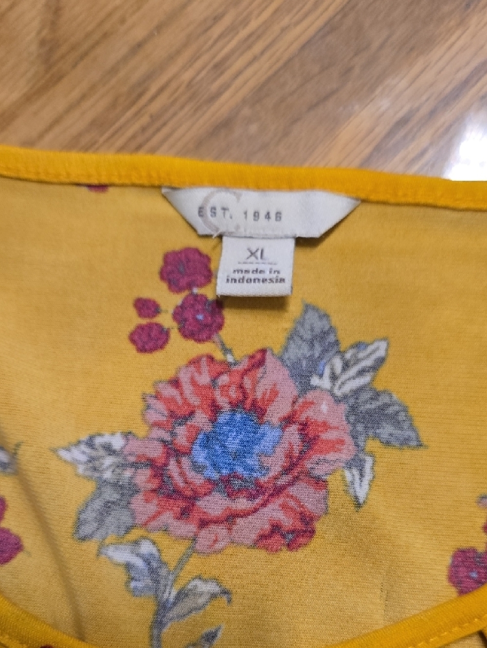 C EST 1946 Women's Yellow Floral Short-Sleeve Blouse - Picture 4 of 5